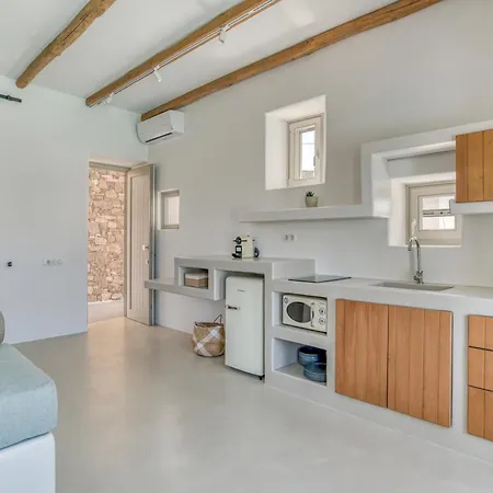 Lil Paros Luxury